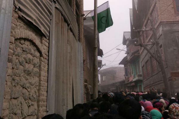 tuesdayhoistedthepakistaniflagonhisancestralhouseofjkcm’satbijbhera